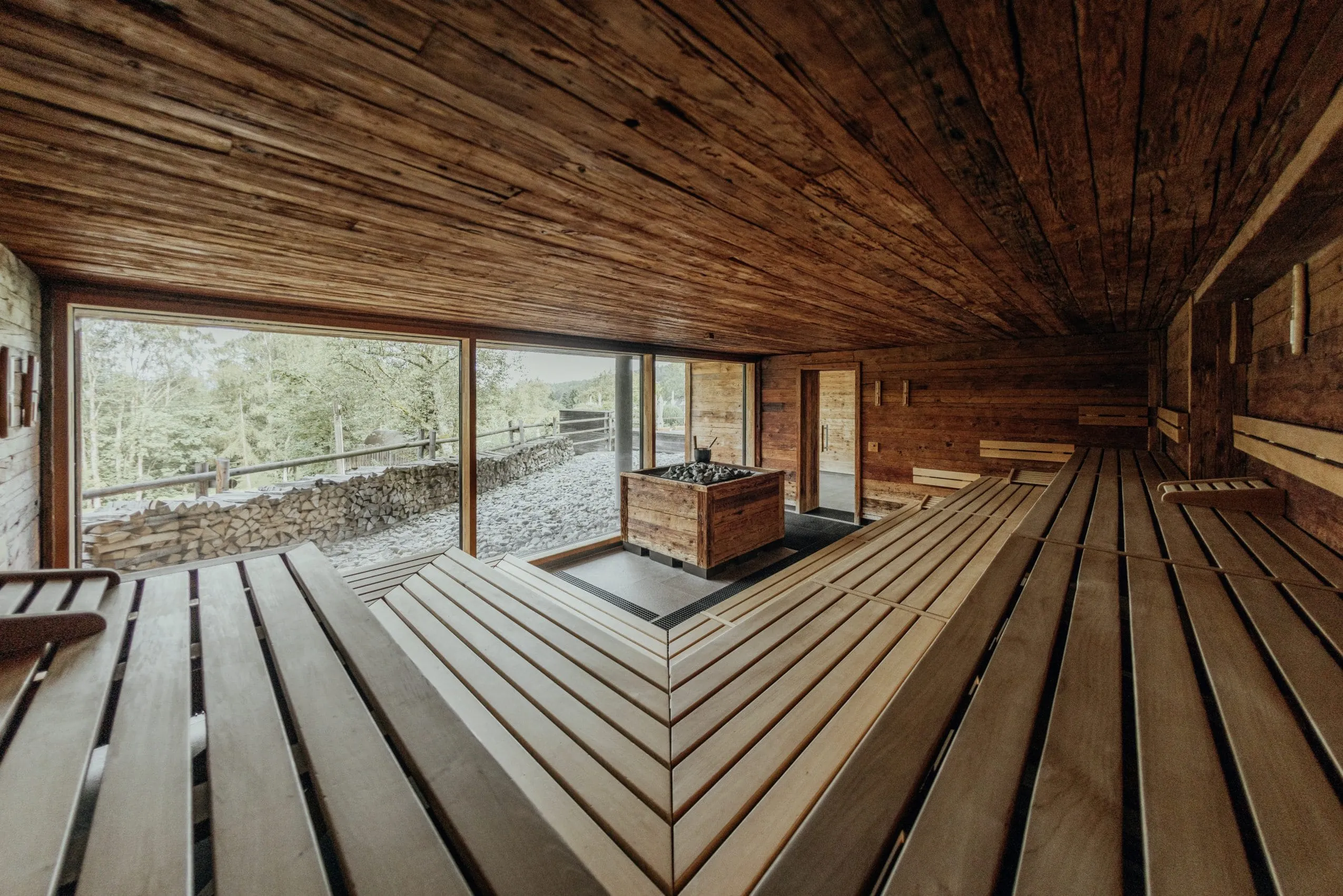Panoramasauna im Wellnesshotel Riedlberg mit bodentiefen Fensterfronten und Blick in den Bayerischen Wald