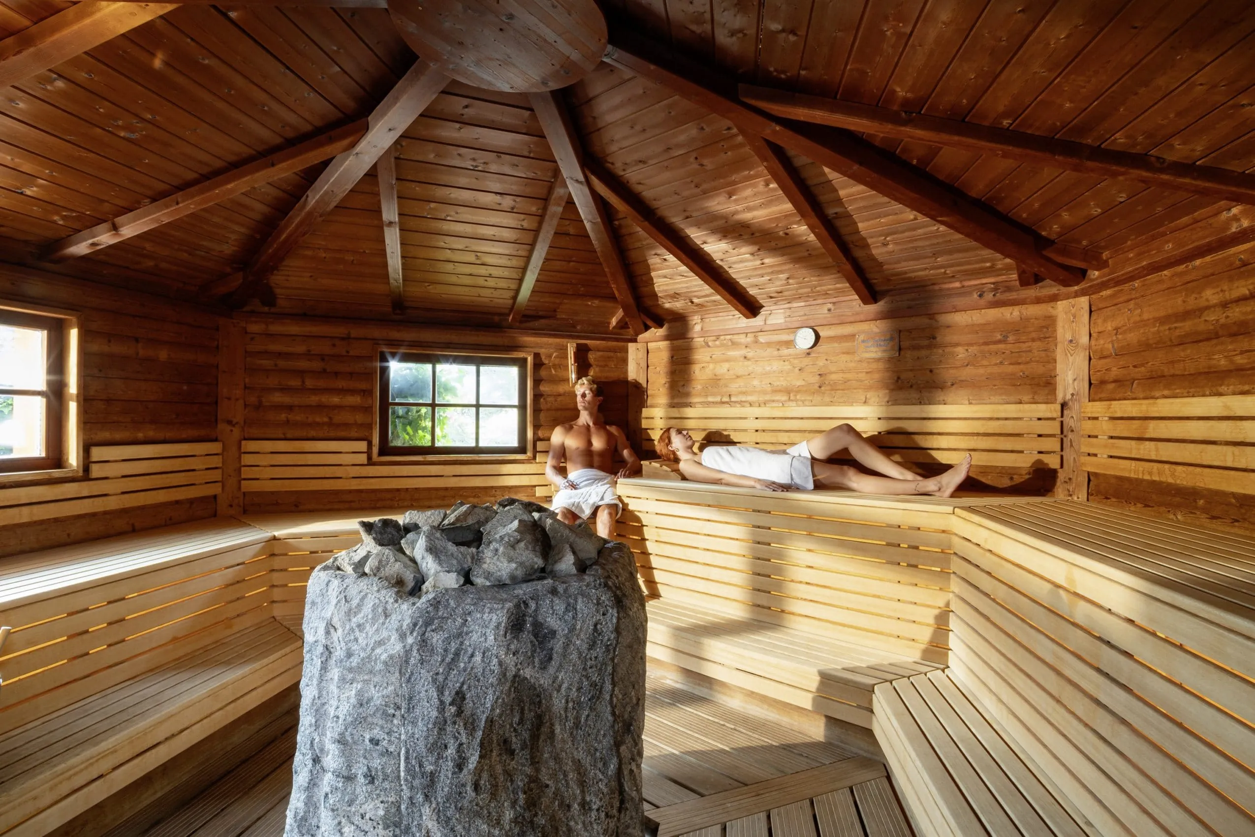 Ein Paar in der Sauna im Vier Jahreszeiten am Schluchsee.