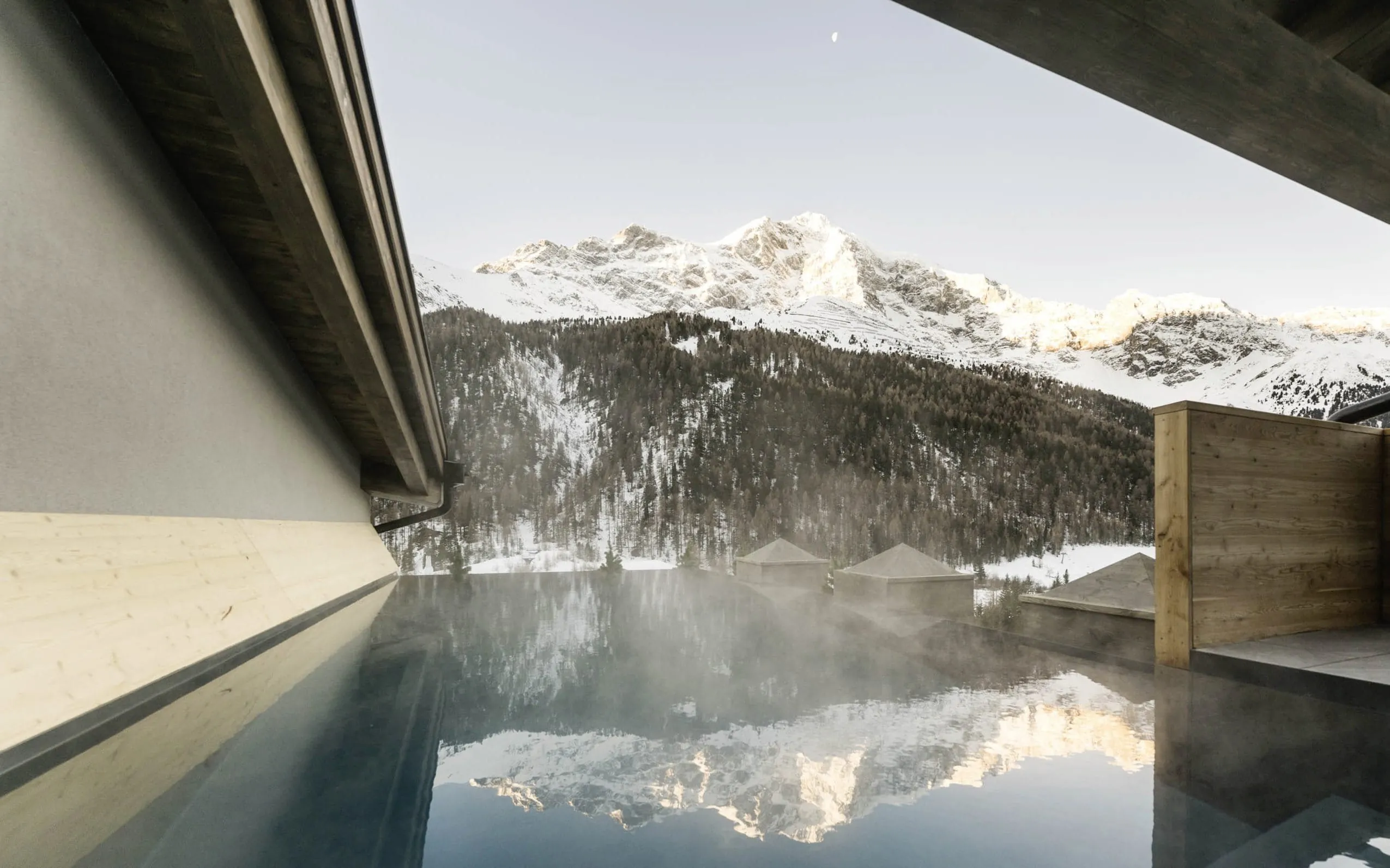Sicht vom Infinitypool mit Blick auf das Ortlergebirge im MyParadies in Sulden.