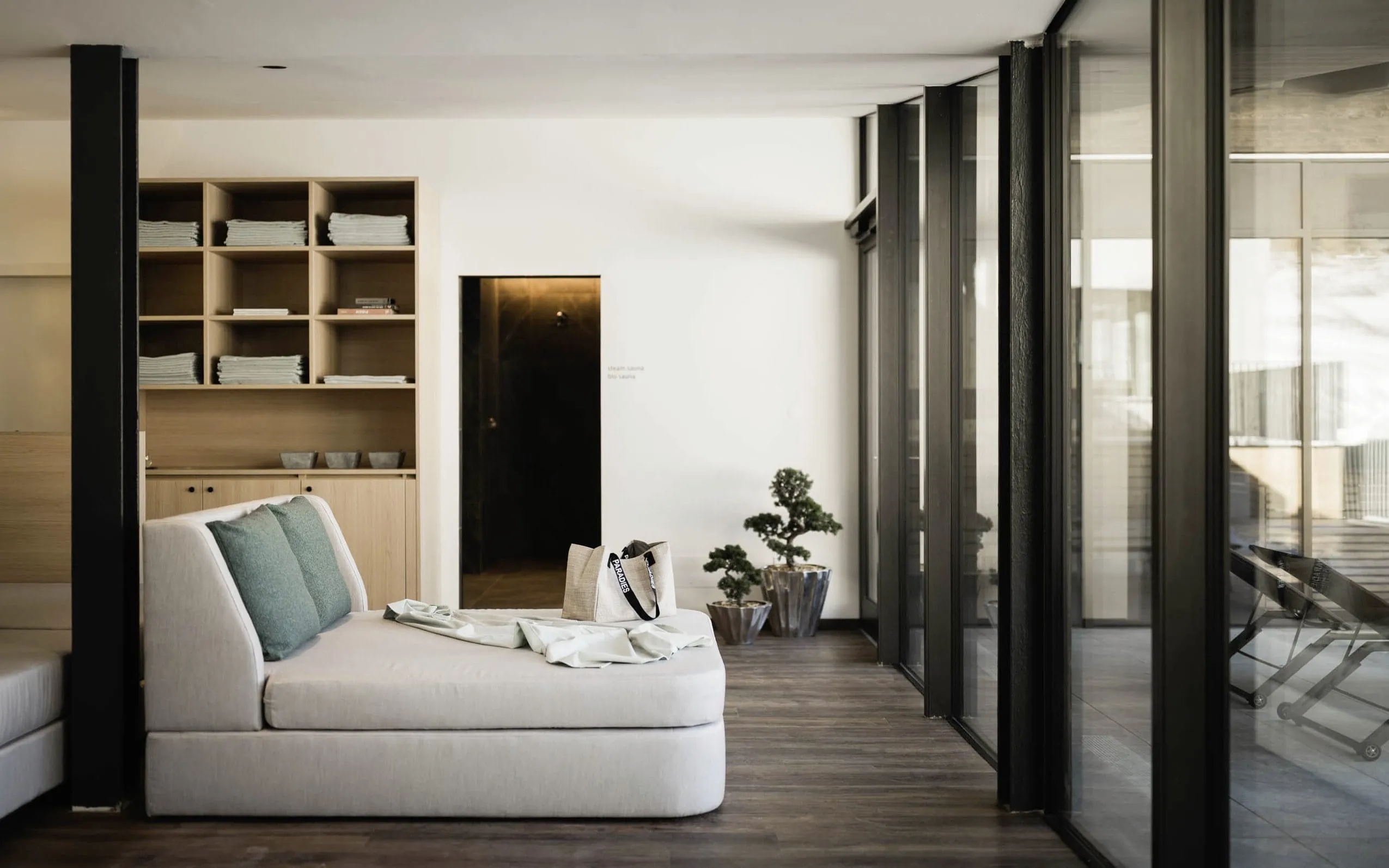 Abgetrennter Ruhebereich im MyParadies in Sulden mit Daybeds.