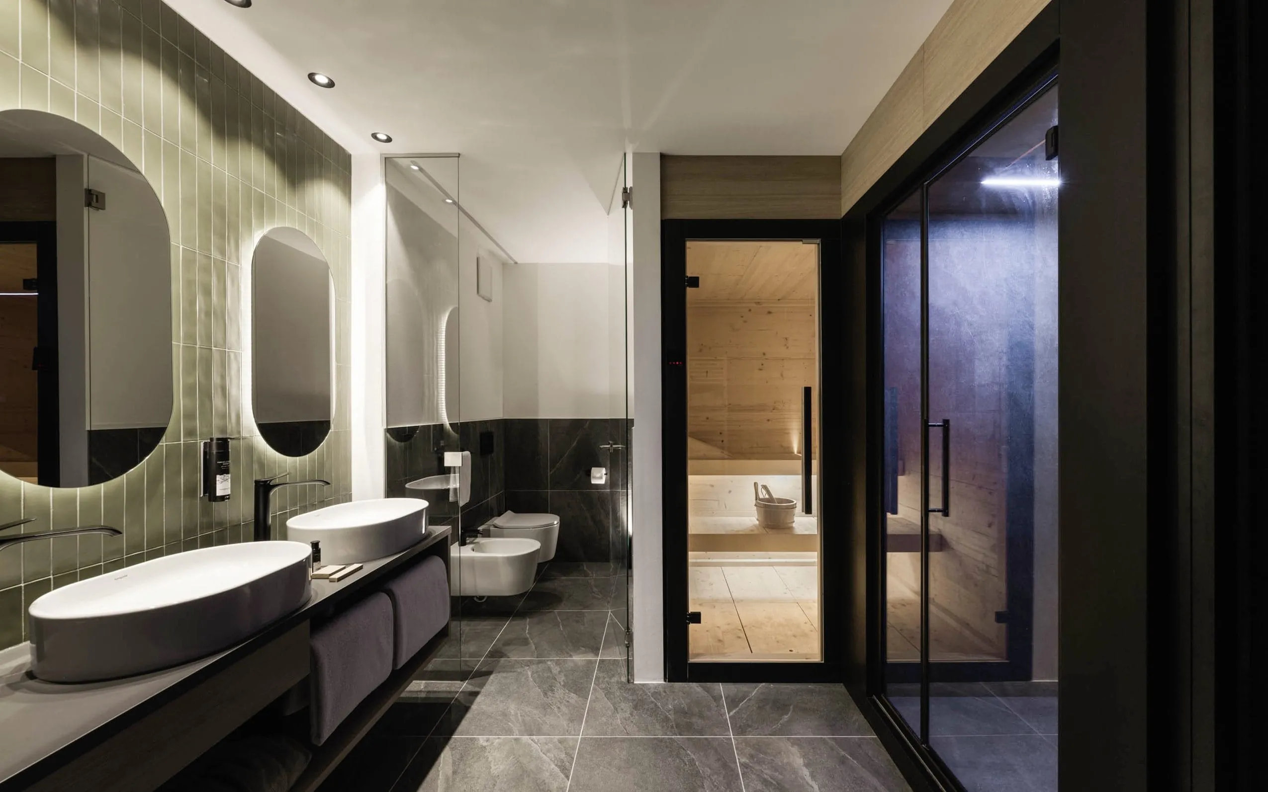 Blick in die Suite im MyParadies in Sulden mit eigener Sauna im Badezimmer.