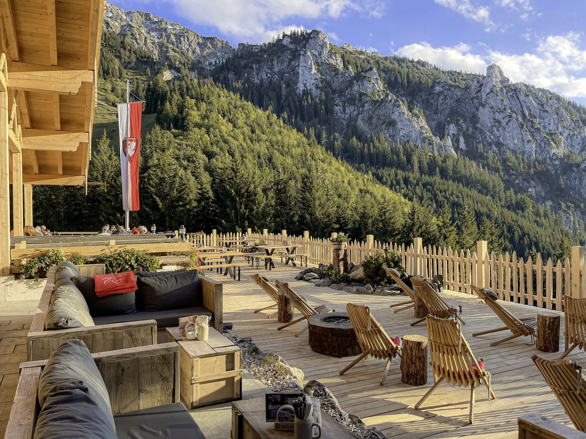Blick auf die Sonnenterasse einer Berghütte des Hotels Das Rübezahl – Romantic Hideaway & Boutique Spa in den Allgäuer Bergen