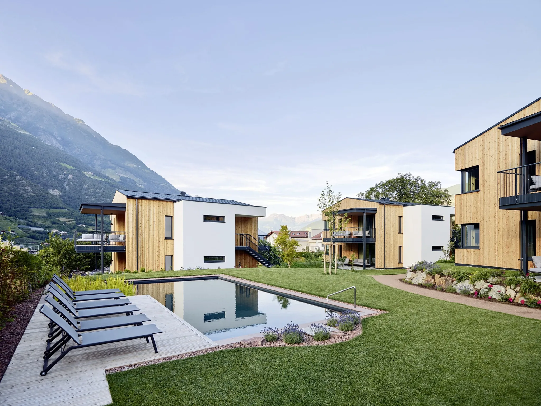 Gartenanlage der Cirna Gentle Luxury Lodges mit Biopool im Sommer