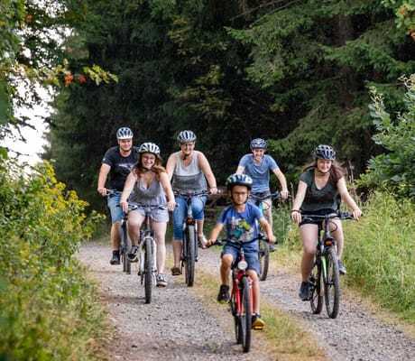 Familien-Radtour durch den Wald beim Familotel Ottonenhof