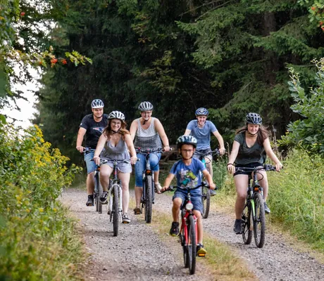 Familien-Radtour durch den Wald beim Familotel Ottonenhof