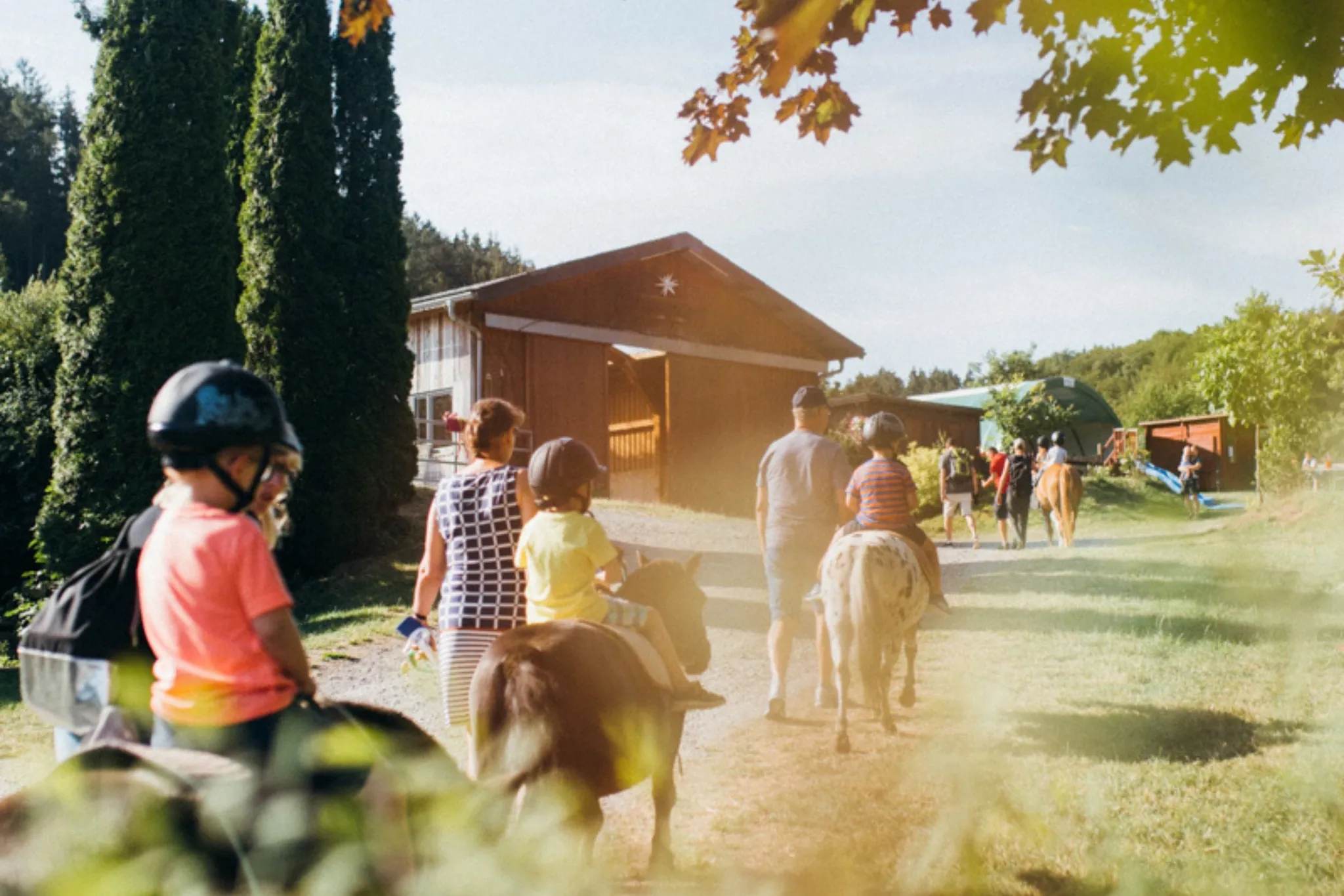Gruppe von Kindern beim geführten Ponyreiten auf der Anlage des Familotel Ottonenhof