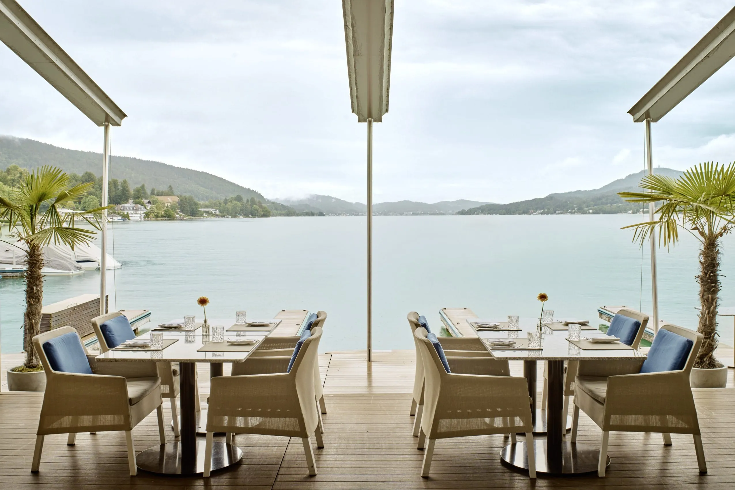 Terrasse mit Blick über den tiefblauen Wörthersee im Falkenseiner Schlosshotel Velden in Kärnten.