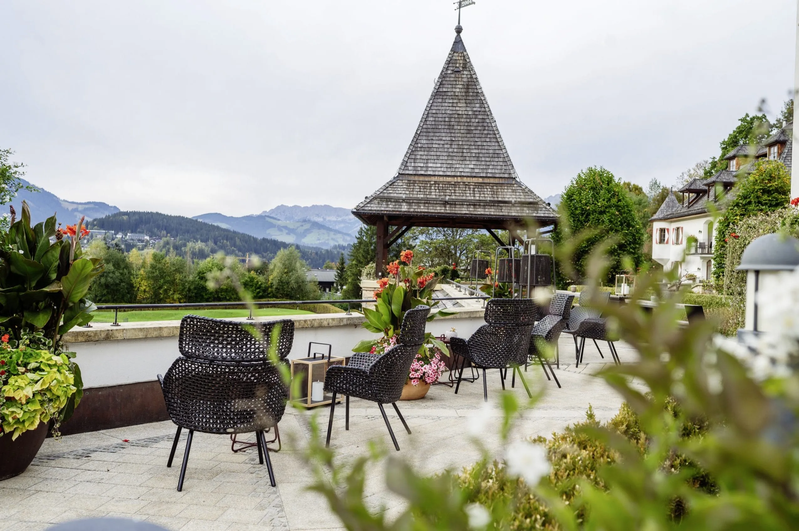 Die Terrasse des Schlosshotel Kitzbühel mit Blick auf die Tiroler Landschaft.