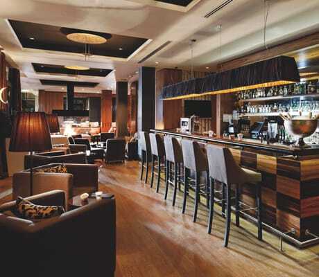 Die Bar mit Kaminlounge im Tagungshotel Parkhotel Stuttgart-Messe Airport.
