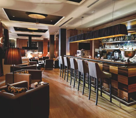 Die Bar mit Kaminlounge im Tagungshotel Parkhotel Stuttgart-Messe Airport.