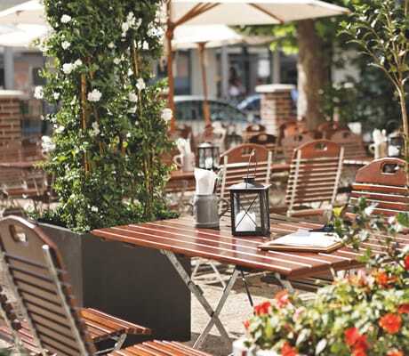 Der Biergarten mit Blumen im Parkhotel Stuttgart-Messe Airport.