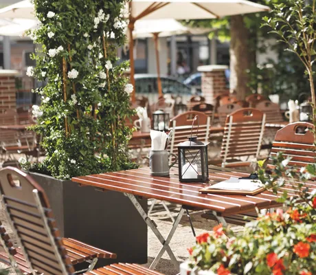 Der Biergarten mit Blumen im Parkhotel Stuttgart-Messe Airport.