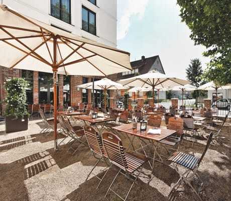 Biergarten mit klappbaren Stühlen im Parkhotel Stuttgart-Messe Airport.