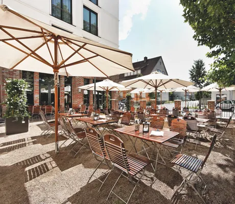 Biergarten mit klappbaren Stühlen im Parkhotel Stuttgart-Messe Airport.