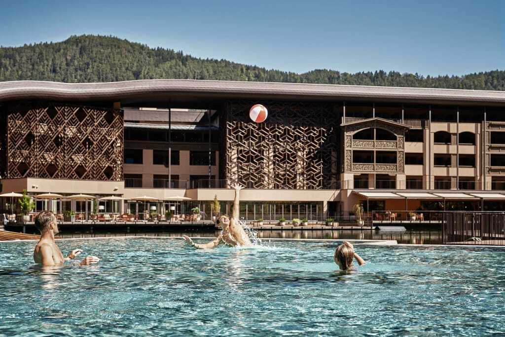 Eine Familie beim Wasserball spielen im Falkensteiner Lido in Kiens.
