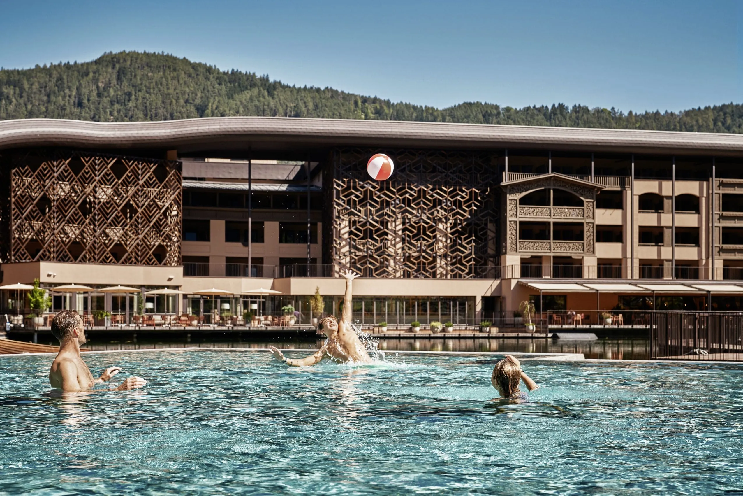 Eine Familie beim Wasserball spielen im Falkensteiner Lido in Kiens.