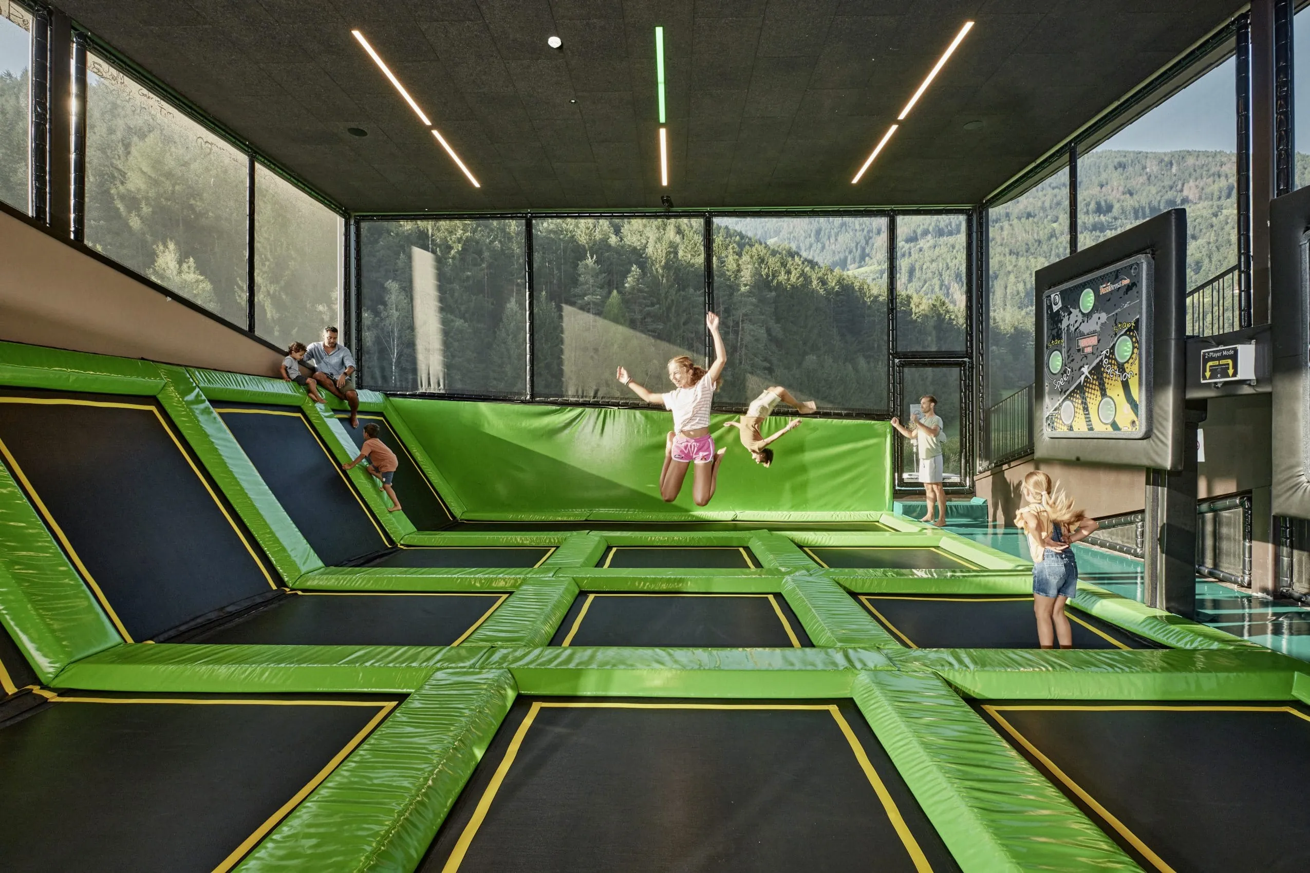 Jugendliche beim Trampolinspringen im Falkensteiner Lido in Kiens.