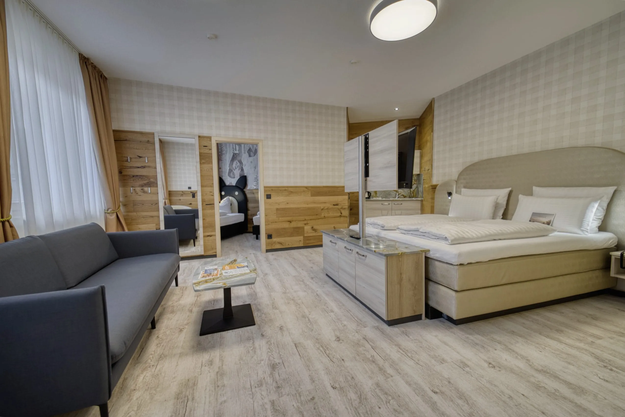 Ein Familienzimmer im Familotel Feldberger Hof in Feldberg.