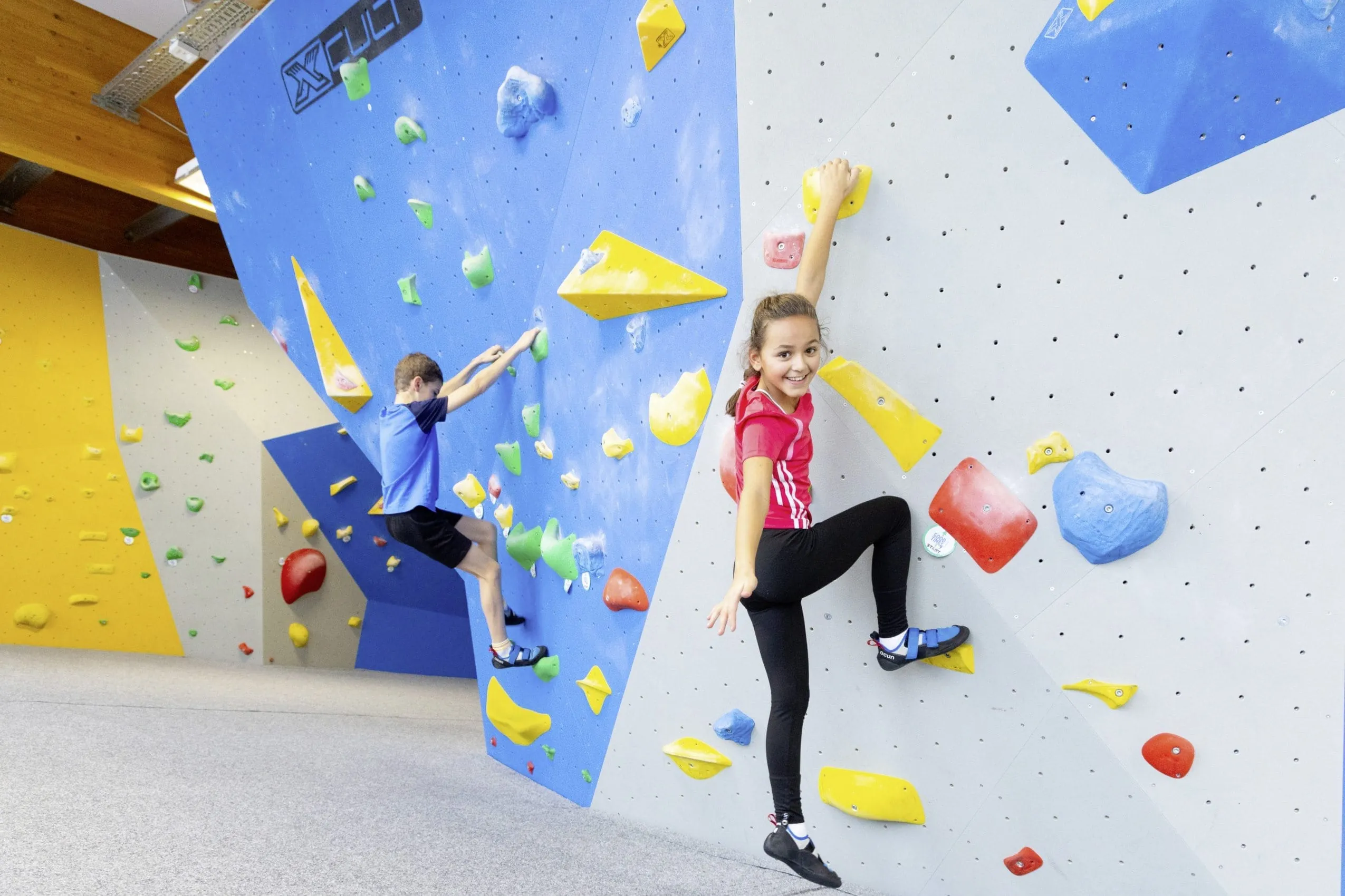 Jugendliche Kinder beim Bouldern im Feldberger Hof in Feldberg.