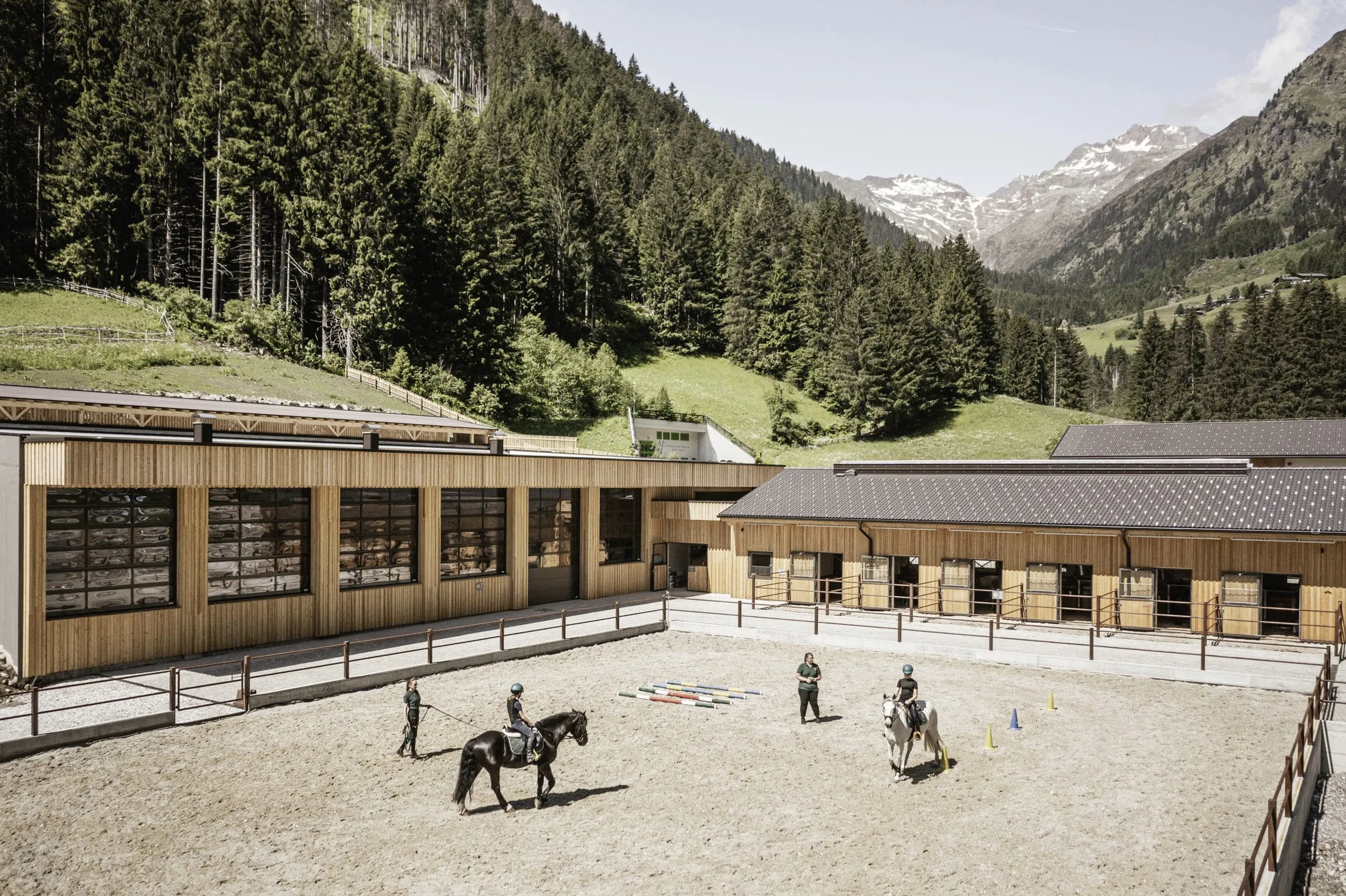 Reitplatz im Feuerstein Nature Family Resort mit Mädchen beim Reiten.
