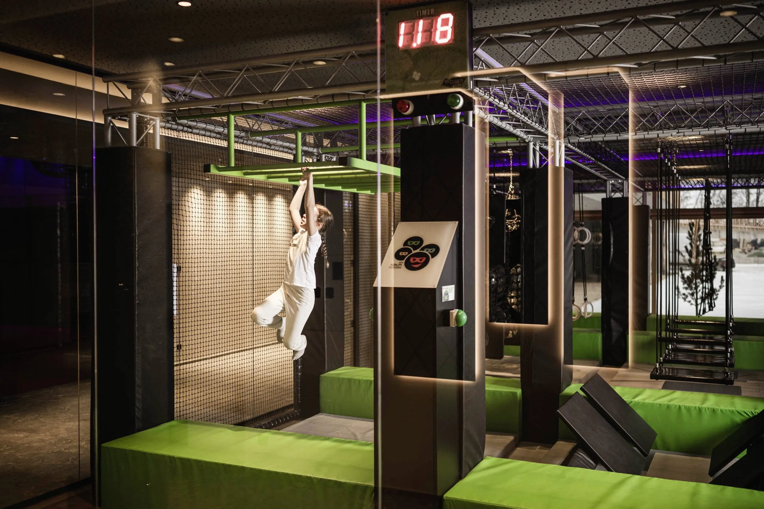 Ein kindgerechter Sportraum mit kletterndem Jungen im Feuerstein Nature Family Resort.