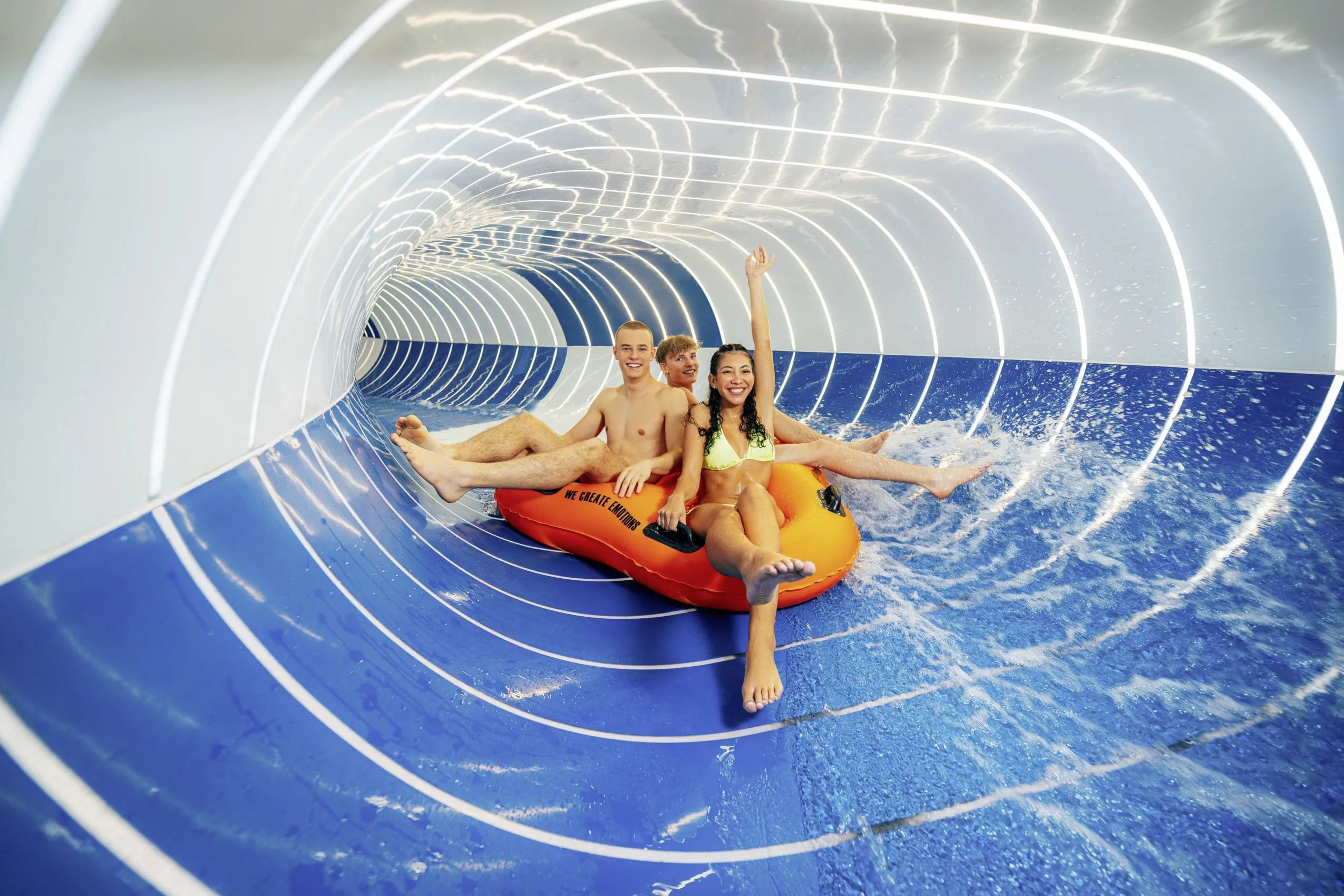 Jugendliche auf der Reifenrutsche in der Therme Erding im Hotel Victory.