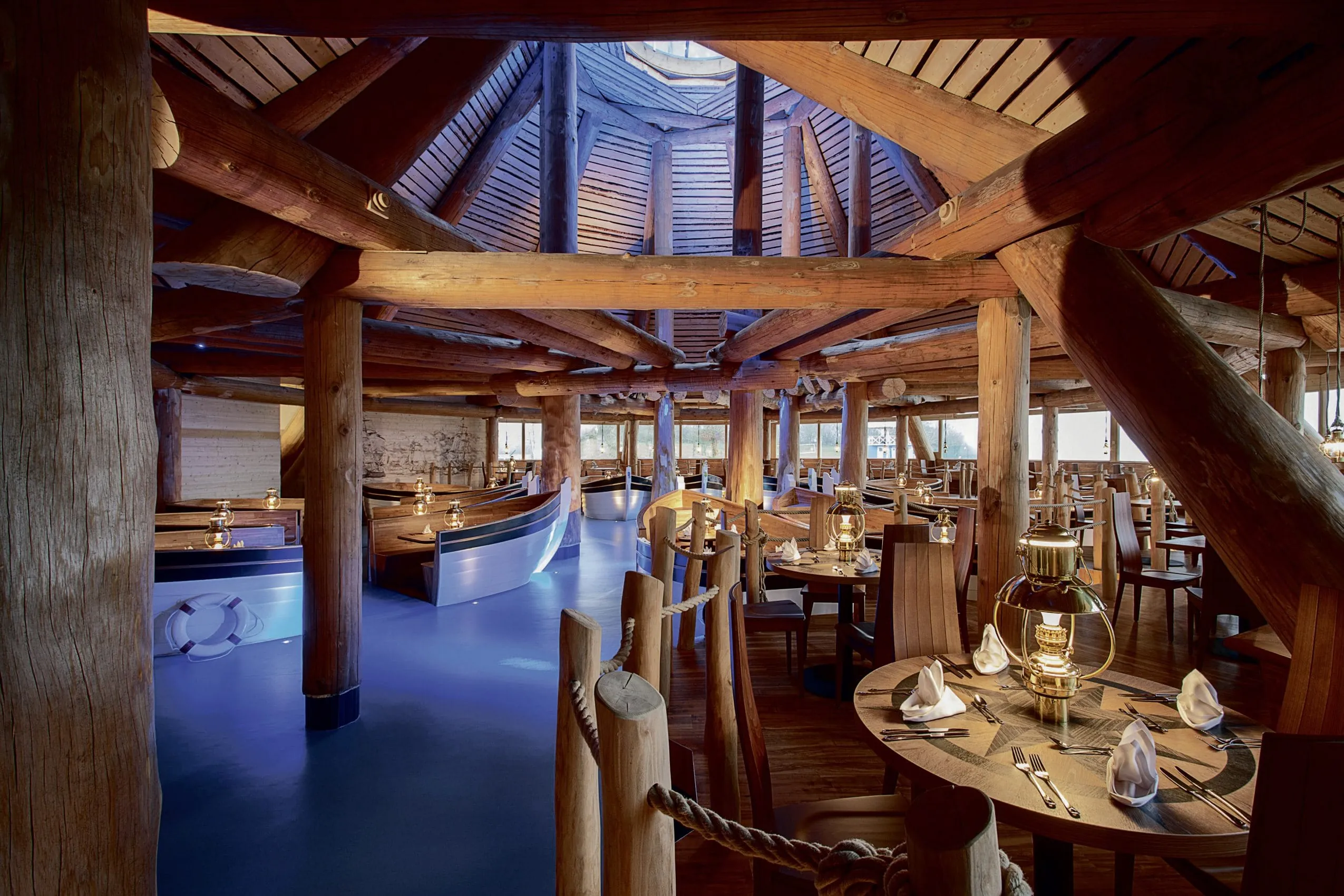 Das Hafen-Restaurant im Hotel Victory in der Therme Erding mit Holz-Details.