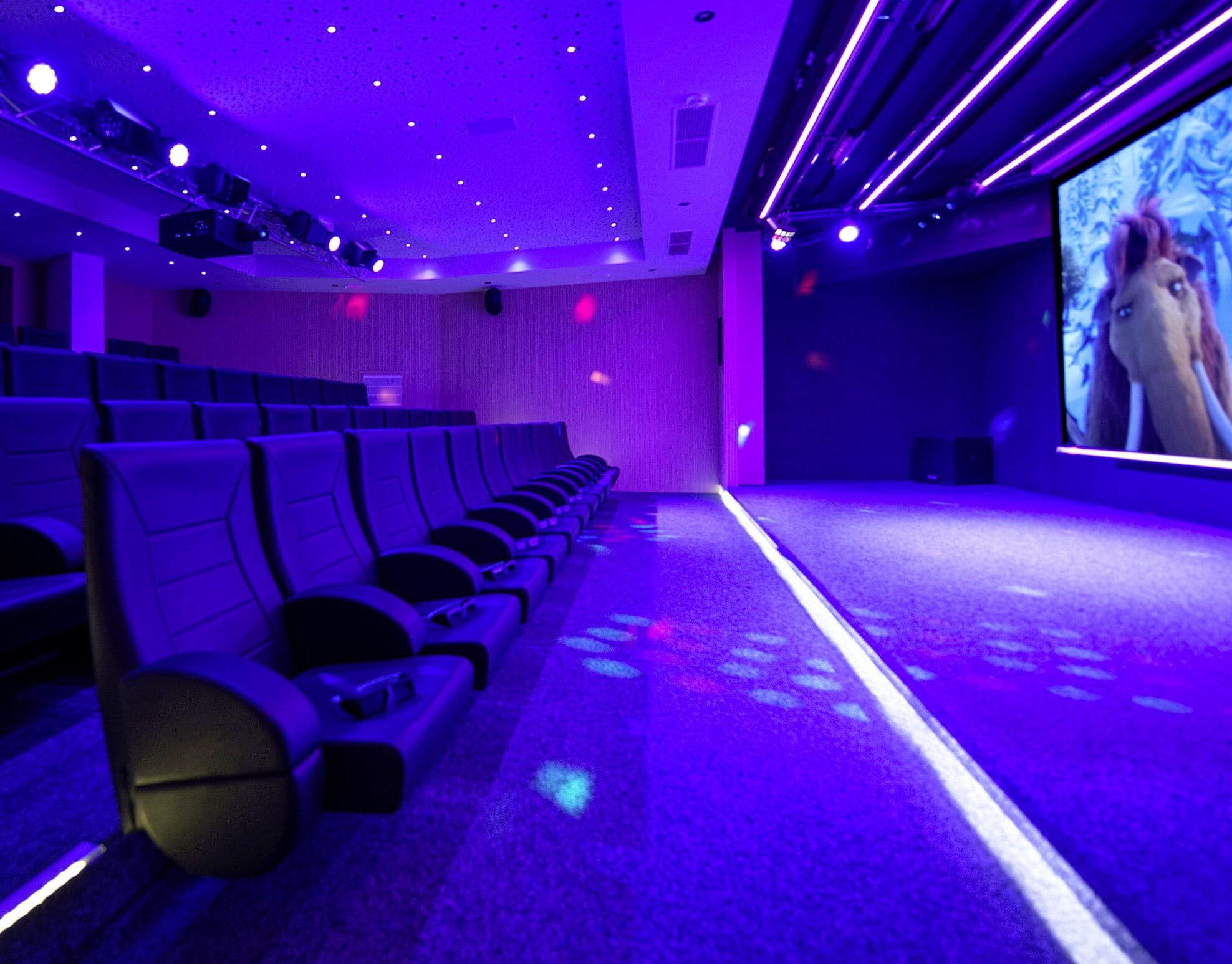 Das hoteleigene Kino im Hotel Quellenhof Luxury Resort Passeier mit blauem Licht.
