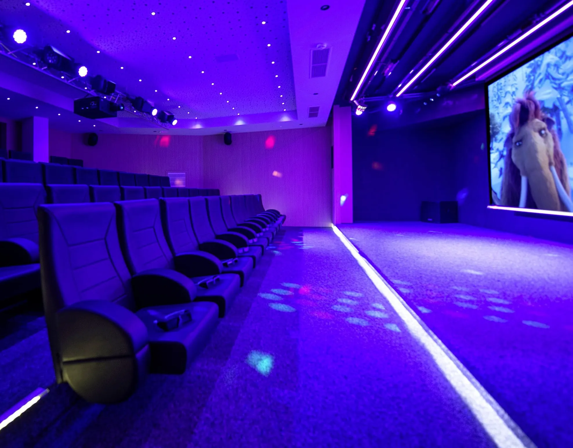 Das hoteleigene Kino im Hotel Quellenhof Luxury Resort Passeier mit blauem Licht.