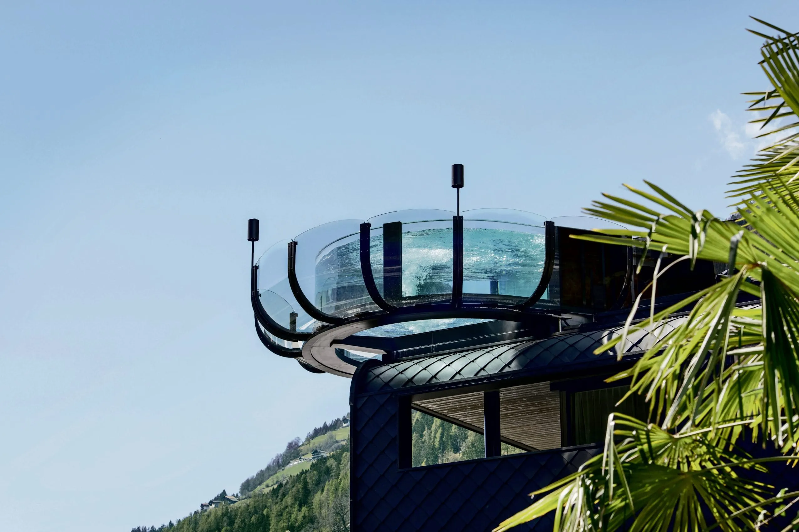 Der tiefblaue Pool des Quellenhof Luxury Resort Passeier in St.Martin bei Meran.