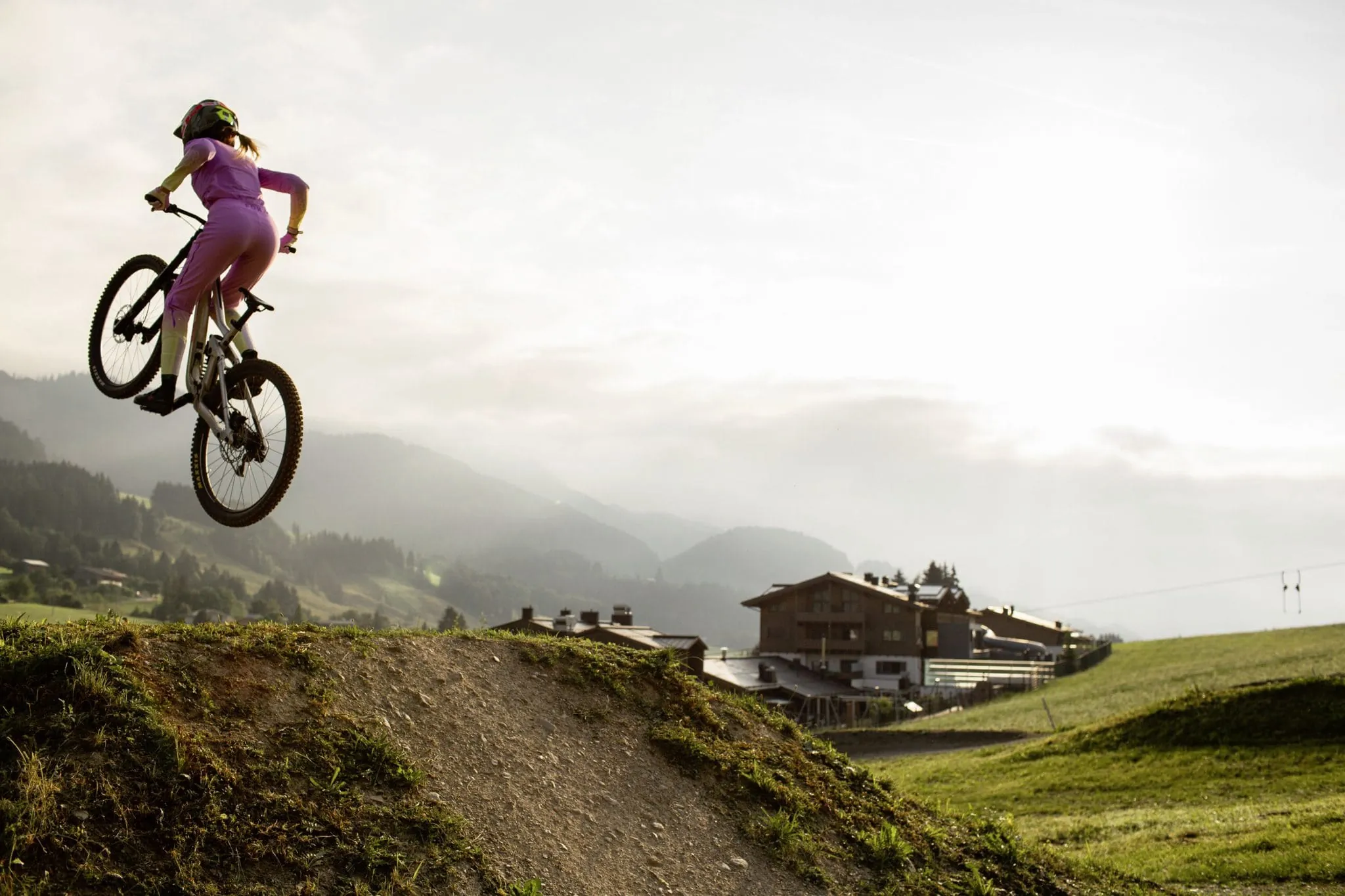 Ein Kind fährt Mountainbike im Good Life Resort Riederalm in Leogang.