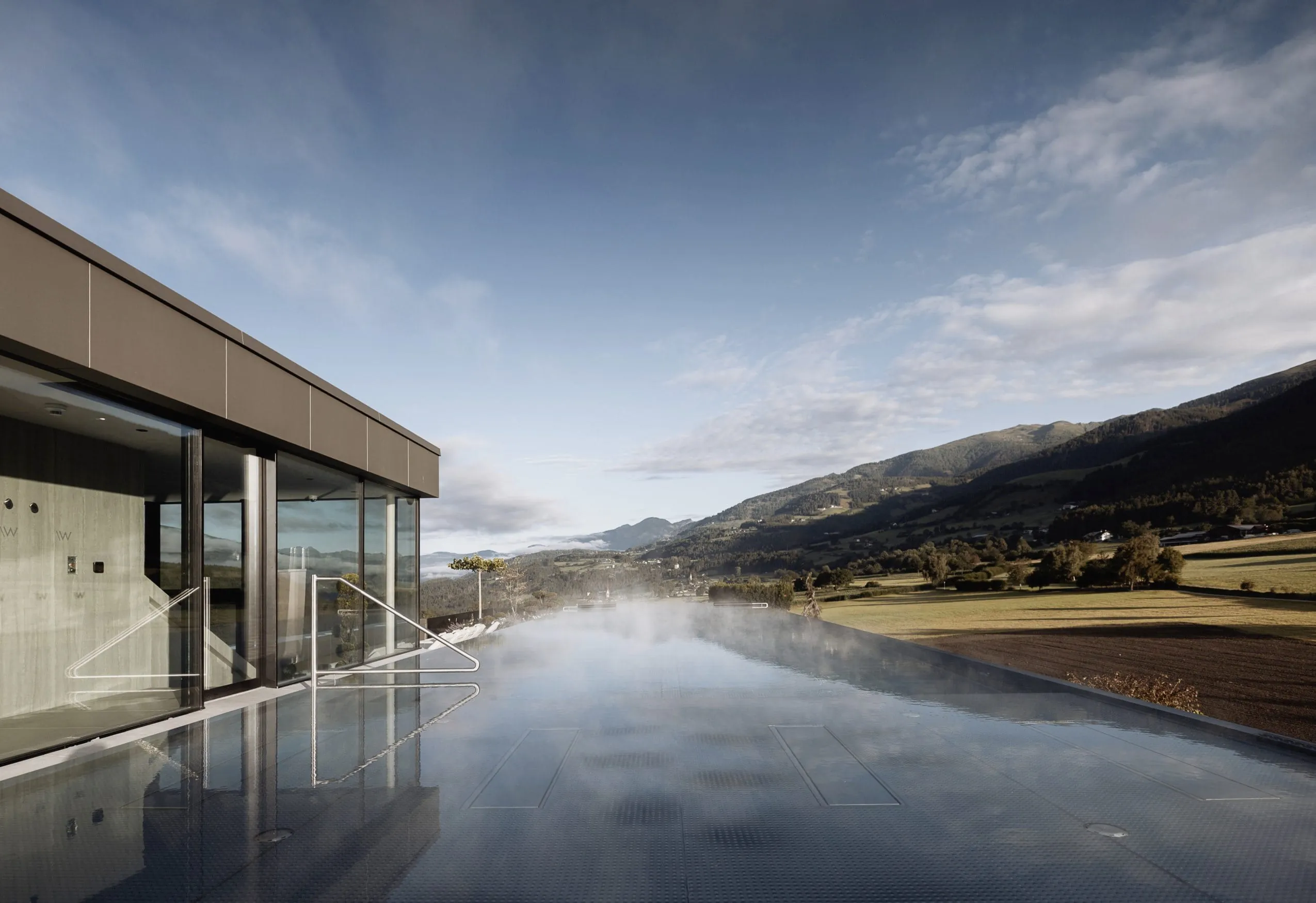 Der Sky-Infinitypool im Hotel Solvie mit malerischen Nebelschaden.