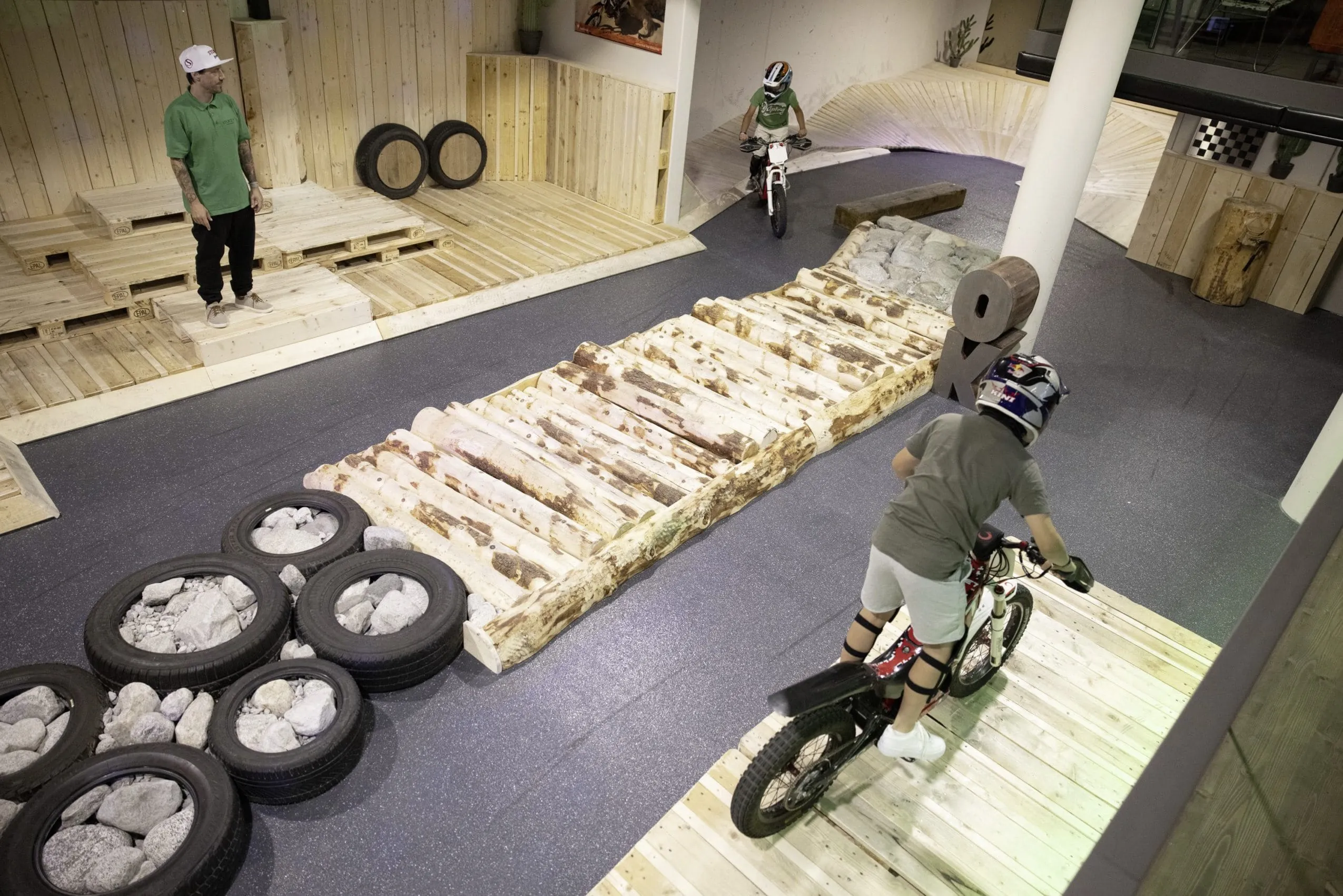 Kinder mit Betreuer im Parcours mit Mountainbike Fahrrädern im STOCK resort.