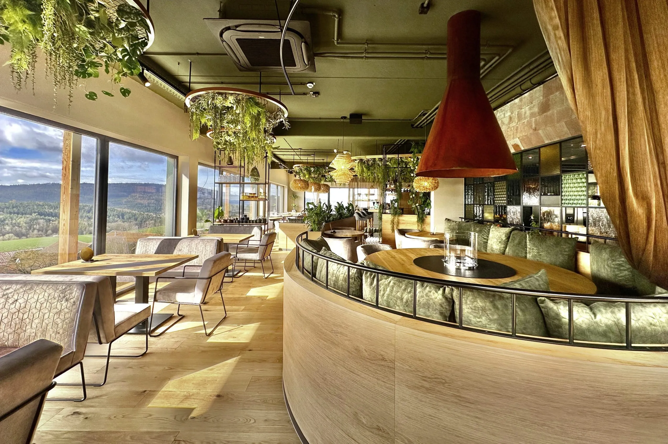 Blick in das Restaurant des Ulrichshof mit Panoramablick