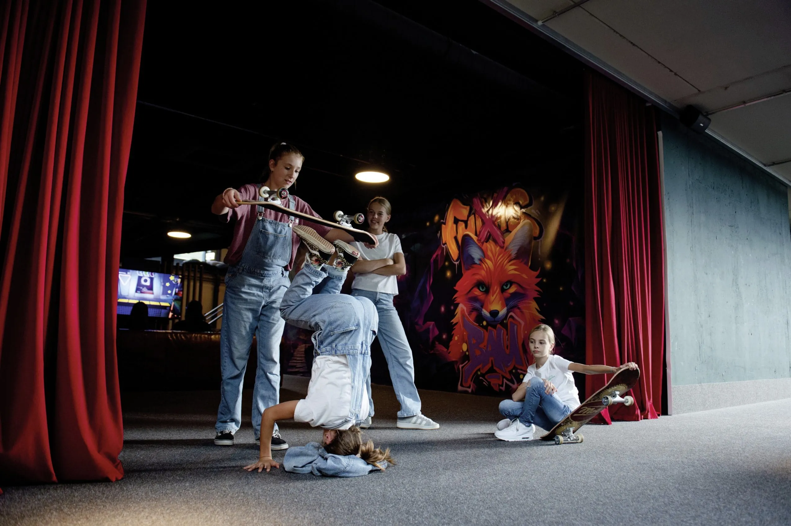 Kinder beim Turnen und Skateboard-Fahren im Familienhotel Ulrichshof in Rimbach.
