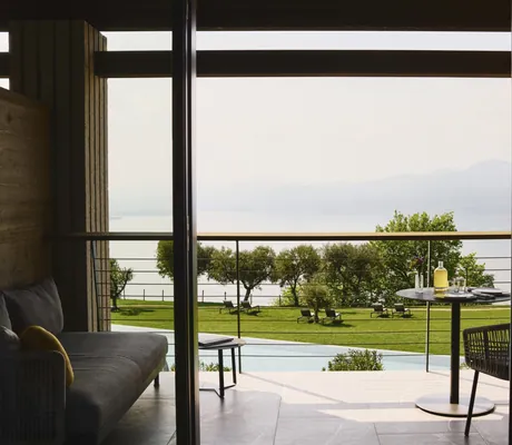 Blick von der Signature Spa Suite vom Balkon im Cape of Senses über Bäume und Berge.