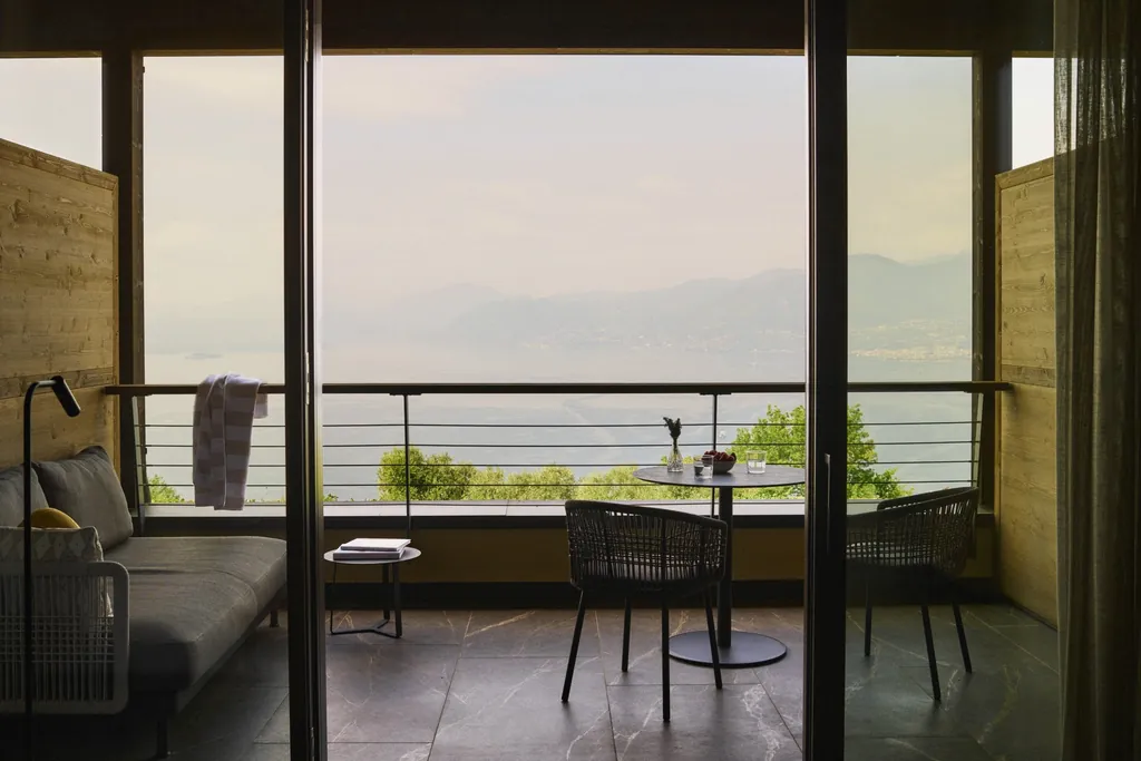 Der Balkon der Suite Balcony mit Sofa und Stühlen und einen Blick über die italienische Landschaft.