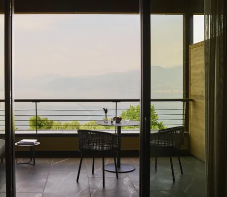 Der Balkon der Suite Balcony mit Sofa und Stühlen und einen Blick über die italienische Landschaft.