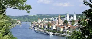 Die Stadt Passau aus der Ferne mit aufragenden Gebäuden und Kirchtürmen.