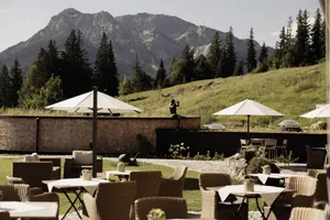 Die Terrasse im Berghotel Schlossanger Alp lädt im Besonderen Erlebnis zum Entspannen ein.