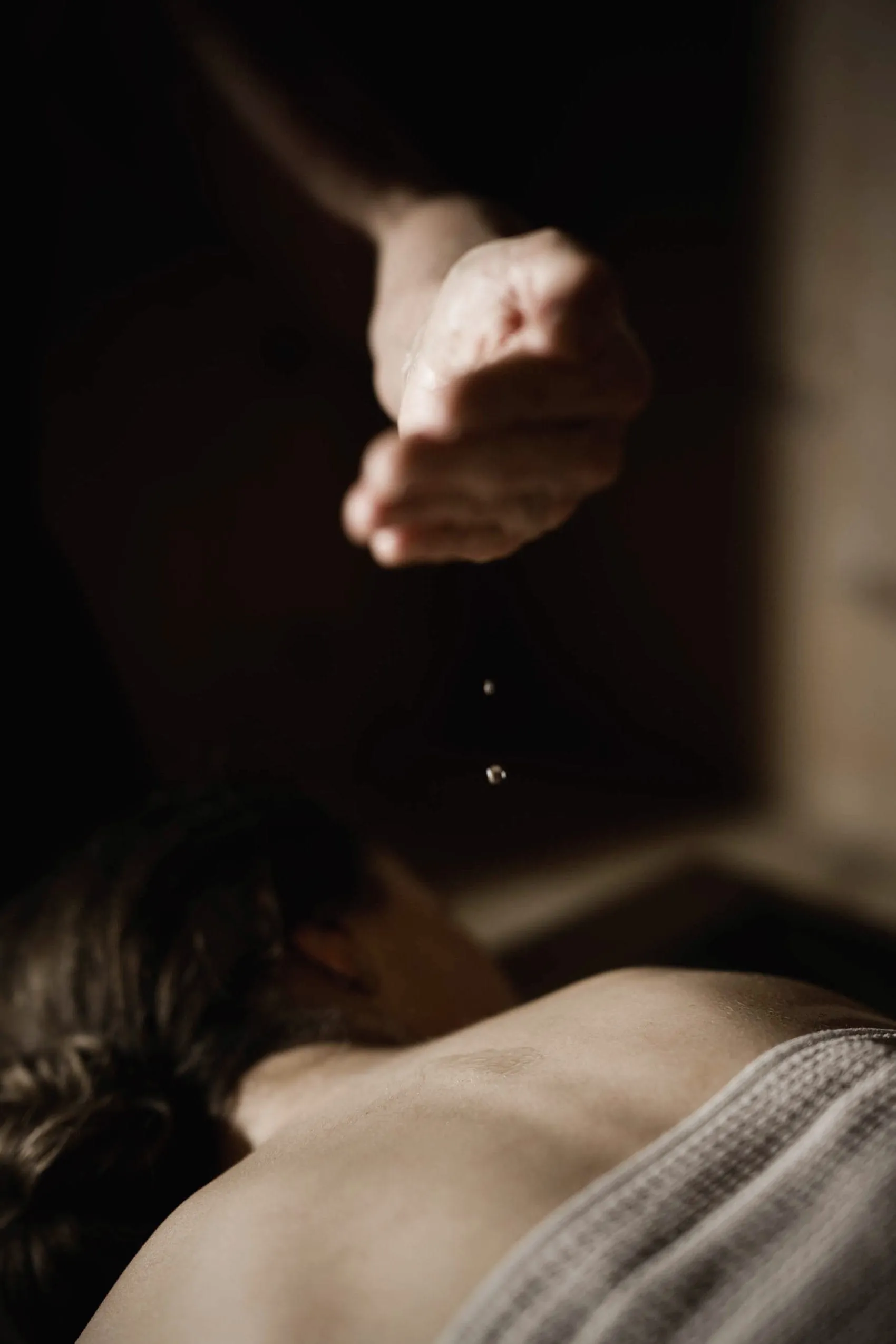 Eine Frau erhält eine Spa-Anwendung im Wellnessbereich des Der Engels in Grän.