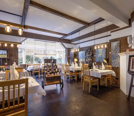Blick in das Atelier, ein Restaurant, exklusive für Hundebesitzer. Geschmückt mit Bildern und eleganter Ausstattung.