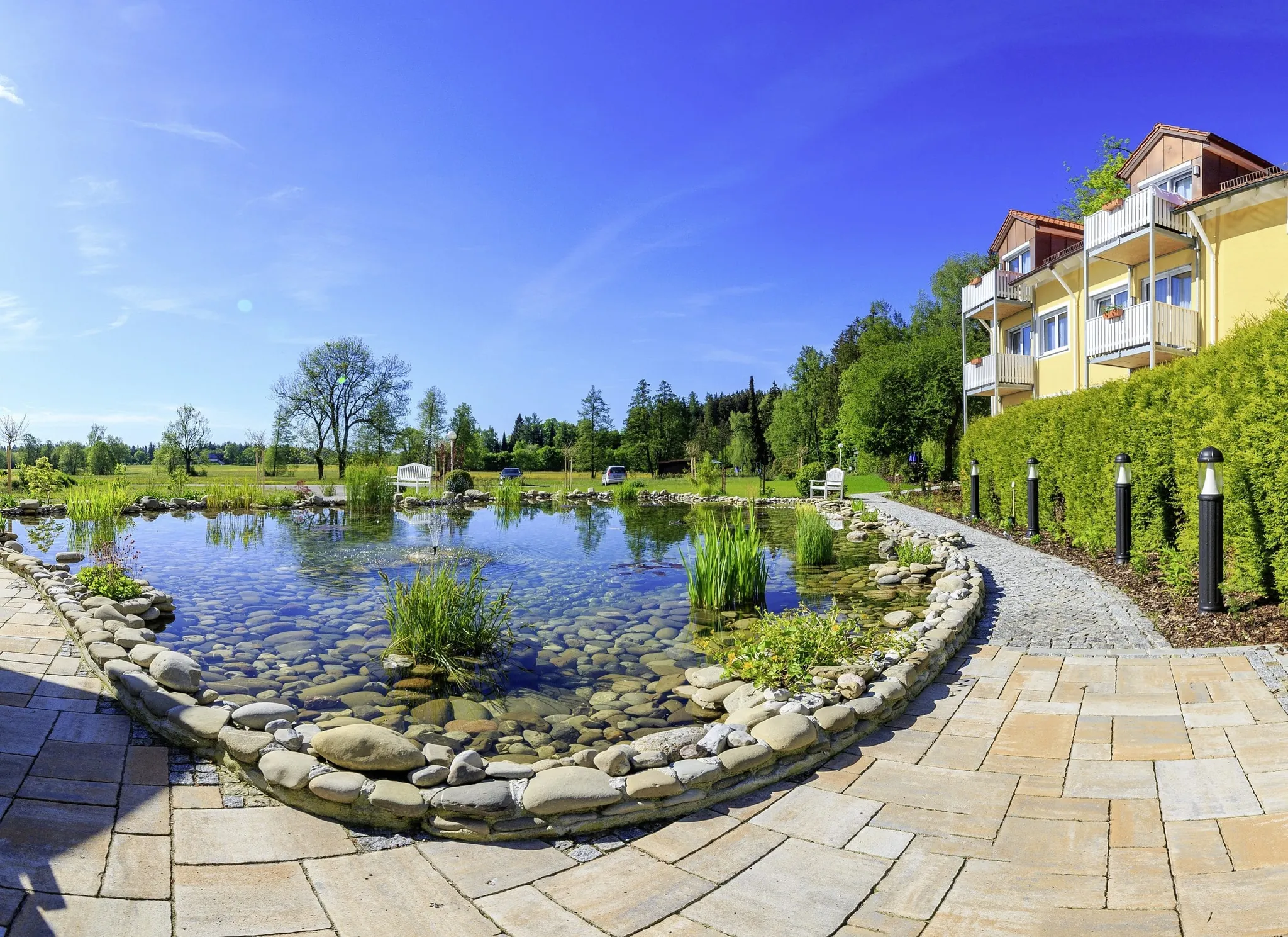 Der Naturteich des Ringhotel Sonneck mit Garten in Bad Wörishofen.