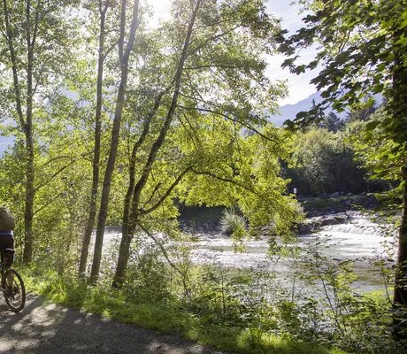 Ein Paar fährt den Illerursprung Radweg zwischen Bad Wörishofen und Oberstdorf, vom Ringhotel Sonneck.