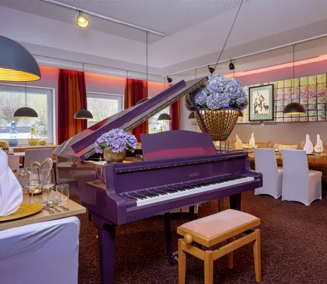 Das violettfarbene Piano im Restaurant Picasso im Ringhotel Sonneck.
