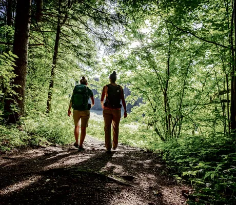 Ein Paar wandert vom Ringhotel Sonneck aus, im Wald zwischen Bad Wörishofen und Märzisried.