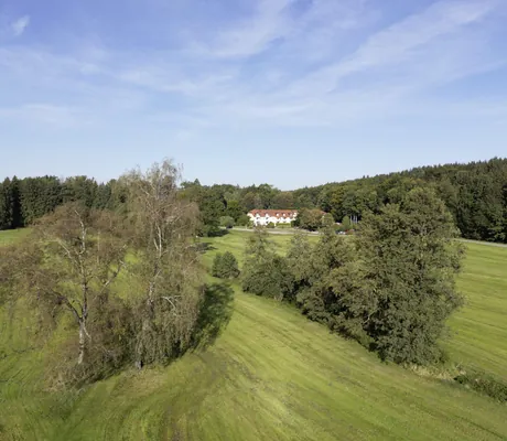 Außenaufnahme des Ringhotel Sonneck in Bad Wörishofen, in Alleinlage und mit viel Natur.