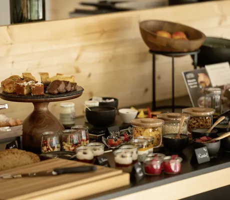 Frühstücksbuffet im Amolaris mit kleinen Gläschen und Kuchenplatte