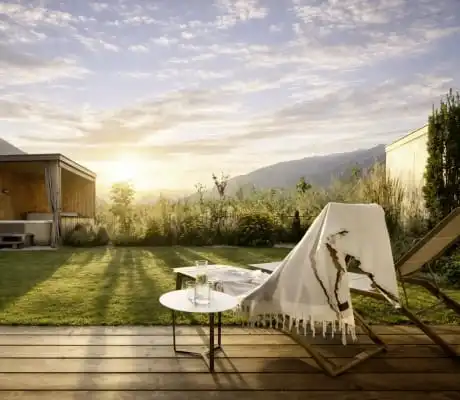 Sonnenliege mit Wolldecke im Abendrot auf der Wiese neben dem Whirlpool des Amolaris