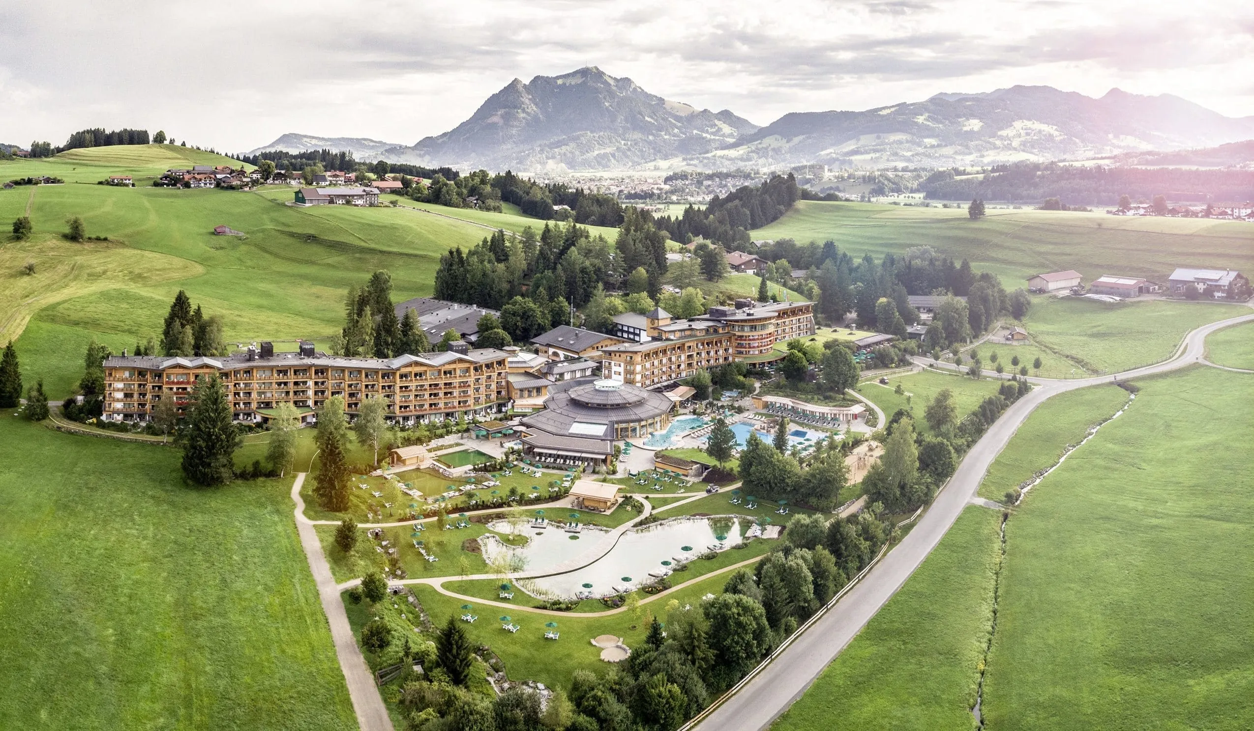 Blick aus der Vogelperspektive auf die komplette Hotelanlage des Sonnenalp Resort